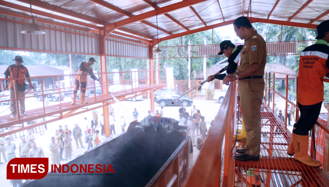 Gubernur DKI Jakarta, Anies Baswedan Saat Mengunjungi Carwash Truk Sampah (FOTO: Rizki Amana/TIMES Indonesia)