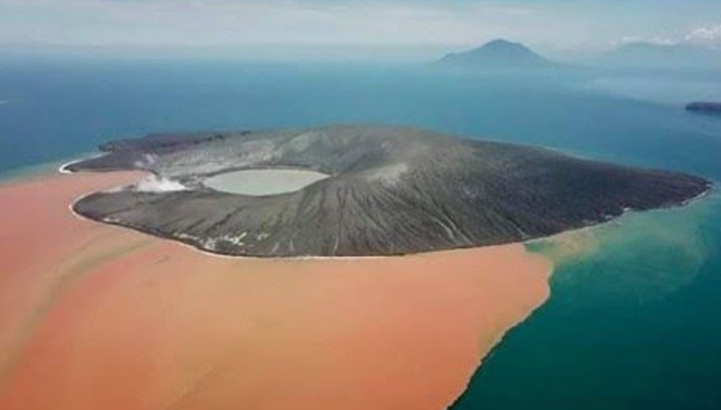 Warna orange yang meluber di perairan sekitar Gunung Anak Krakatau ternyata bisa suburkan perairan. (FOTO:istimewa)