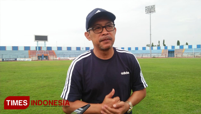 Aji Santoso, Pelatih Persela Lamongan, usai memimpin latihan di Stadion Surajaya Lamongan, Rabu (16/1/2019). (FOTO: MFA Rohmatillah/TIMES Indonesia)