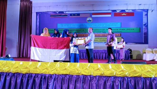 Tim SMAU Hafshawaty saat menerima penghargaan (FOTO: Kominfo)