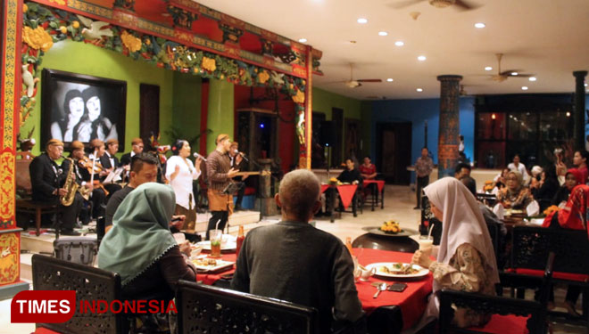 Para tamu undangan menikmati menu makan yang di sajikan di acara Indonesia's Best Cultural Dining Series (Foto: Dinda Eka/TIMES Indonesia)