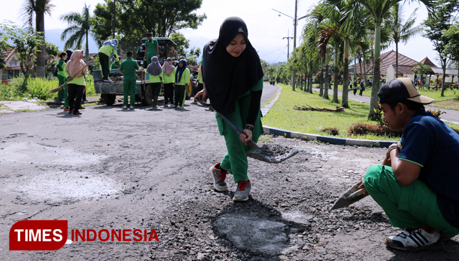 Mahasiswa Polbangtan Malang tengah melakukan perbaikan jalan di kampus 1 Bedali, Lawang, Rabu (16/1/2018). (FOTO: Humas Polbangtan Malang for TIMES Indonesia)