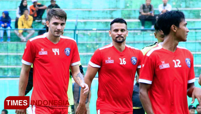 Pemain asing Arema FC, Pavel Smolyache (kiri). (FOTO: Dok. TIMES Indonesia)