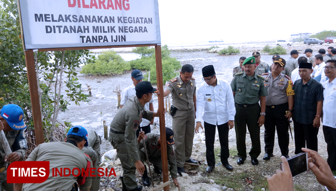 Pemkab Bangkalan, bersama Kodim 0829/Bangkalan, dan Polres Bangkalan memasang plang larangan melakukan aktivitas di tanah milik negara tanpa izin. (FOTO: Doni Heriyanto/TIMES Indonesia)