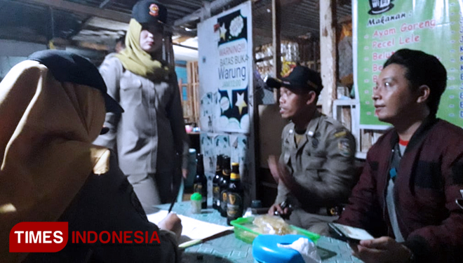 Puluhan petugas gabungan Polri, TNI, BNNK dan Satpol PP Tuban Bumi Wali, The Spirit Of Harmony merazia sejumlah warung remang-remang, Selasa (15/1/2019) malam. (FOTO: Achmad Choirudin/TIMESIndonesia)