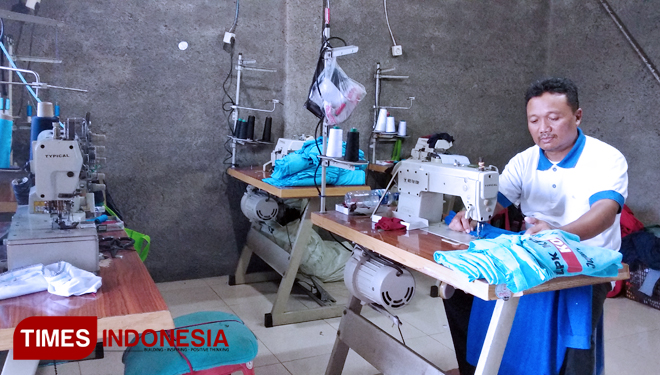 Proses Pengerjaan Kaos di Katrox Rumah Produksi. (FOTO: Agung Sedana/ TIMES Indonesia)