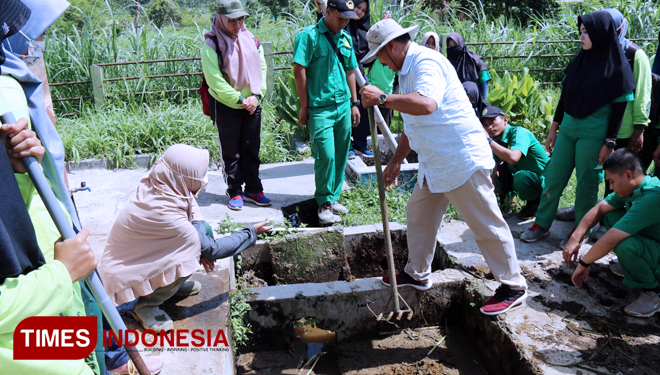 Mahasiswa program studi Penyuluhan Pertanian Berkelanjutan Polbangtan Malang melakukan praktik teknologi biogas. (FOTO: Humas Polbangtan Malang for TIMES Indonesia)