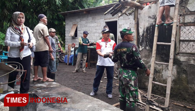 Personel Koramil 0824/10 Mumbulsari saat melaksanakan Karya Bakti TNI Bangun Rumah Bu Toriah
