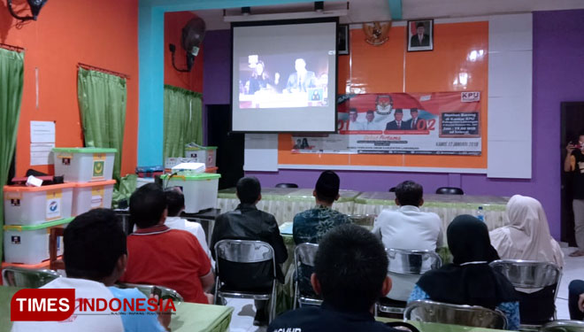Suasana Nobar debat Capres Cawapres di Kantor KPU Lamongan, Kamis (17/1/2019). (FOTO: Istimewa/TIMES Indonesia)