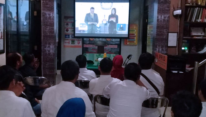 Suasana nobar debat pilpres di KPU Kabupaten Malang yang diikuti komisioner dan anggota KPU (Foto: KPU Kabupaten Malang for TIMES Indonesia)