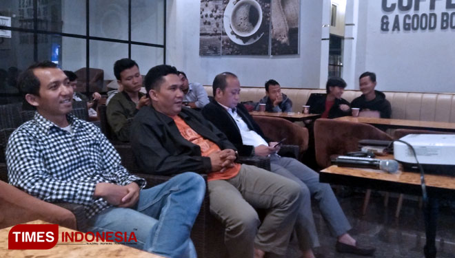 Komisioner diacara Nobar Debat I di Lordcafe bersama IKA FISIP Unsri (Foto : Fuad/TIMES Indonesia) 