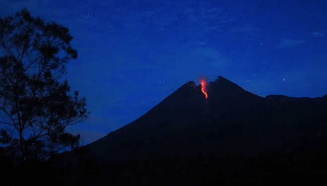 Berdasarkan pengamatan BPPTKG, total ada tujuh kali guguran lava pijar, dengan enam kali mengarah ke Tenggara dan sisanya menuju Timur Laut Lereng Merapi.