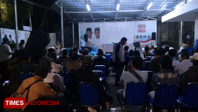 Relawan mengadakan nonton bareng debat capres di sekretariat pemenangan prabowo-sandi (FOTO: Yayat R Cipasang/TIMESIndonesia)