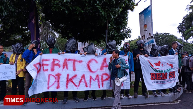 Puluhan mahasiswa lakukan orasi di depan Hotel Bidakara, Jakarta Selatan, Kamis (17/1/2019). (Foto: Rahmi Yati Abrar/TIMES Indonesia)