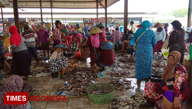 Pasar ikan Lamongan saat masih didominasi pedagang kecil. (FOTO: MFA Rohmatillah/TIMES Indonesia)