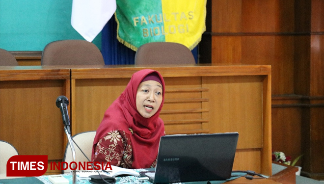 Widya Mudyantini, mahasiswa S3 Program Pascasarjana Biologi UGM ketika memaparkan hasil penelitiannya. (FOTO: Humas UGM/TIMES Indonesia)
