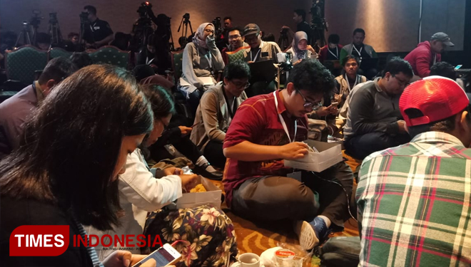 Para awak media menyempatkan makan malam di sela-sela debat pilpres 2019 yang berlangsung di Hotel Bidakara, Jakarta Selatan. (Foto: Rahmi Yati Abrar/TIMES Indonesia)