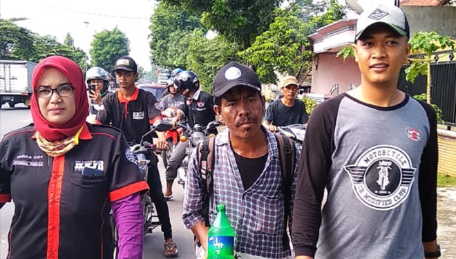 Amirudin (tengah), demi menemui sang ibu, dia rela berjalan kaki dari Sumatera Utara ke Banyuwangi. (Istimewa)