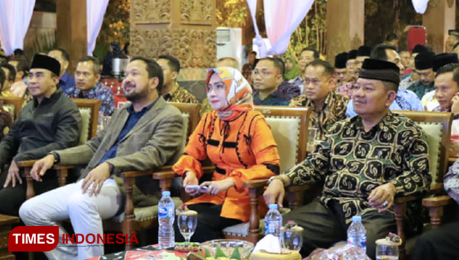 Bupati Ponorogo Ipong Muchlissoni didampingi istri, Sri Wahyuni dan sekda Agus Pramono serta pimpinan DPRD saat nobar debat capres. (Foto: Humas Pemkab Ponorogo for TIMES Indonesia)