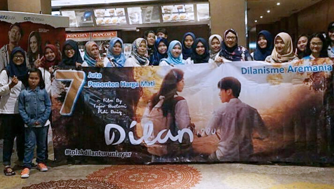 Saat Dilanisme Aremania menonton Film Dilan. (FOTO: Dilanismearemania)