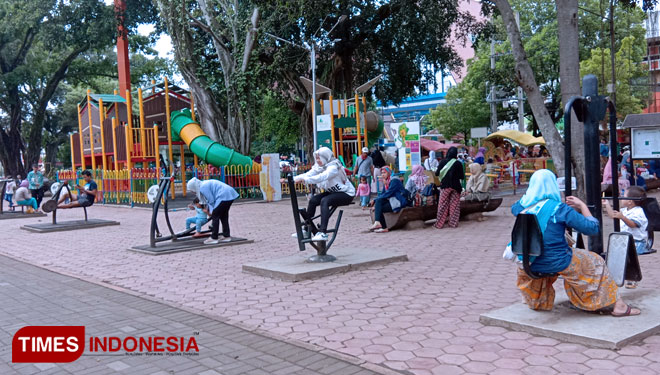 Para pengujung alun-alun Kota Malang saat menikmati alat fitnes (Foto: Ulfa Aprillia/TIMES Indonesia)