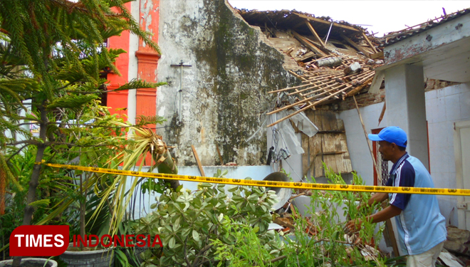 Warga melihat kondisi kantor pos Sidayu yang ambruk (Foto: Akmal/TIMES Indonesia).