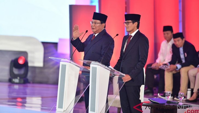 Pasangan nomor urut 02 Prabowo Subianto (kiri) dan Sandiaga Uno menyampaikan visi misi saat debat pertama Pilpres 2019. (ANTARA FOTO/Sigid Kurniawan)