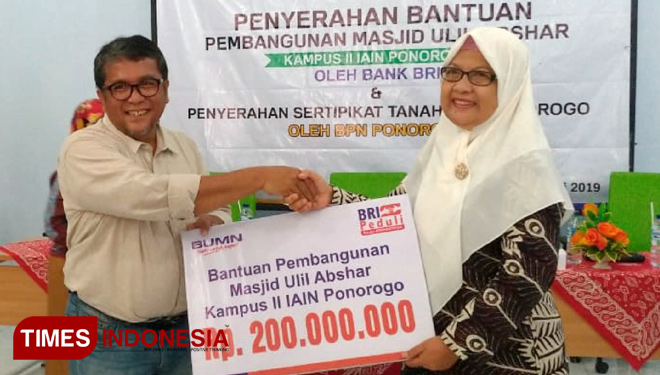 Pimpinan Bank BRI Cabang Ponorogo, Erizal, menyerahkan bantuan pembangunan masjid Ulil Abshar Kampus II IAIN Ponorogo. (FOTO: Evita Mukharomah/TIMES Indonesia)