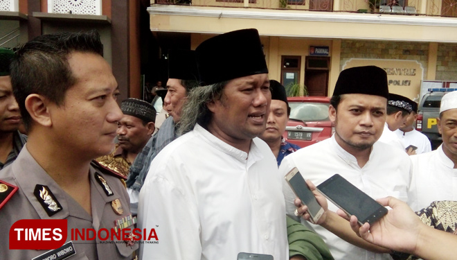 Gus Muwafiq didampingi Kapolres Jember AKBP Kusworo Wibowo saat diwawancarai wartawan di Polres Jember, Jumat (18/1/2019). (FOTO: Dody Bayu Prasetyo/TIMES Indonesia)