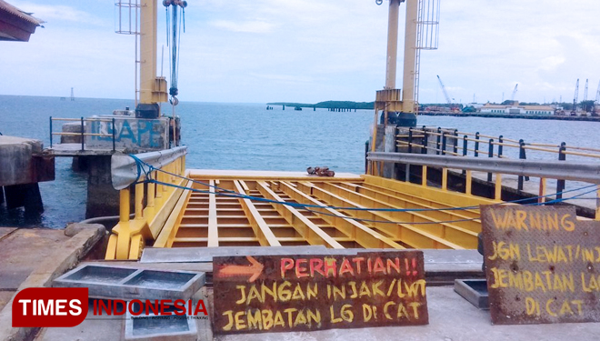 Kondisi dermaga Ferry Kota Waingapu, Kabupaten Sumba Timur yang sedang diperbaiki (FOTO: Habibudin/TIMES Indnesia)