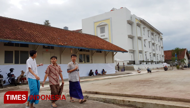Sejumlah santri berjalan di gedung Rusun Ponpes Darul Arqam di Garut, Jawa Barat yang baru diresmikan. (FOTO: Humas Kementerian PUPR for TIMES Indonesia)