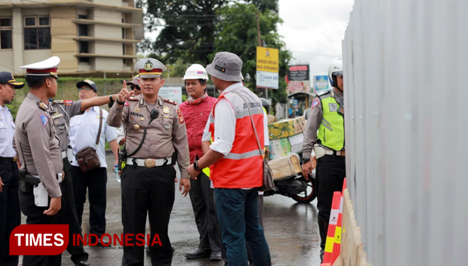 Kasatlantas Polres Sleman AKP M. Faisal Pratama memimpin mengalihkan arus lalu lintas di Persimpangan, Ketungan Jalan Kaliurang, Yogyakarta. (FOTO: M. Faisal Pratama For TIMES Indonesia)