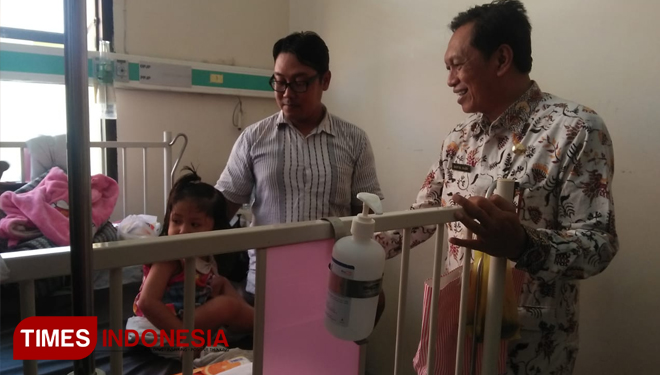 The Head of Tuban Regional Hospital Syaiful Hadi visits some dengue patients. (PHOTO:Achmad Choirudin/TIMESIndonesia)
