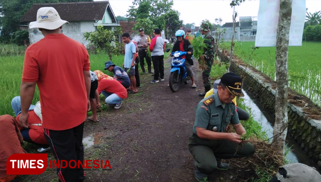 Danramil 0824/12 Kapten Inf Hosnan Bersama Muspikan, Anggota dan masyarakat saay melakukan penanaman Refugia. (FOTO: AJP/TIMES Indonesia)