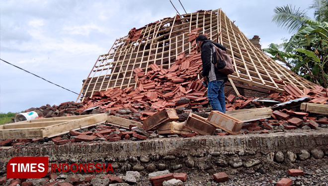 Bangunan rumah warga yang roboh akibat angin kencang. Pohon dan tower radio juga tumbang. (FOTO: Dicko W/TIMES Indonesia)