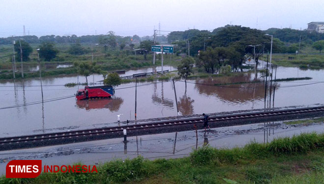 Pengendara nekat menerobos genangan banjir dijalan raya Porong, Sidoarjo (Foto: Rudy/TIMES Indonesia)