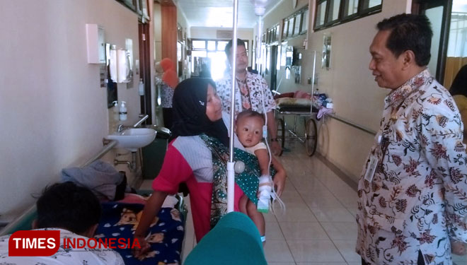 Pasien Demam Berdarah di RSUD dr. R Koesma Tuban, saat dijenguk dr. Syaiful Hadi. (Foto: Achmad Choirudin/TIMESIndonesia)