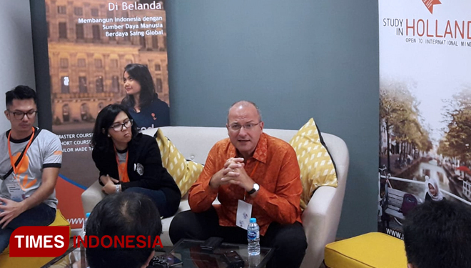 Direktur Nuffic Neso Indonesia, Peter van Tuijl (Kemeja Batik) dan Koordinator TIM Beasiswa Nuffic Neso Indonesia Indy Hardono saat konferensi pers (FOTO: Ivan Iskandaria/TIMES Indonesia)