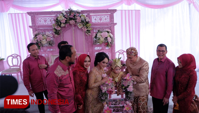Cucu Bupati Ipong, Tasanee Chalondra Benecia saat melaksanakan prosesi Tedak Siten. (FOTO: Endra Dwiono/TIMES Imdonesia)