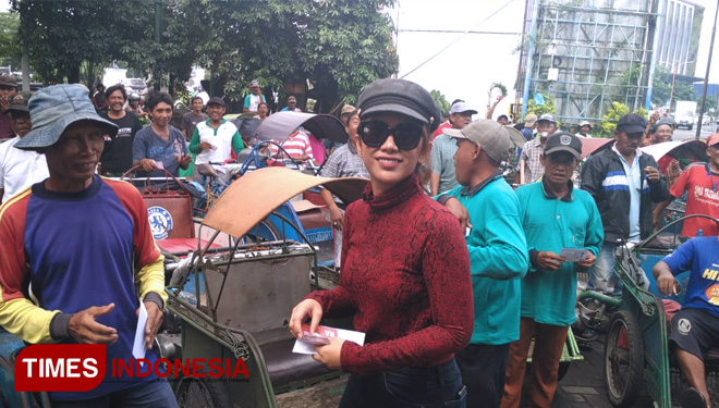 Penyanyi Lara Silvy saat kegiatan baksos ke tukang becak di Sidoarjo. (FOTO: Rudi/TIMES Indonesia)