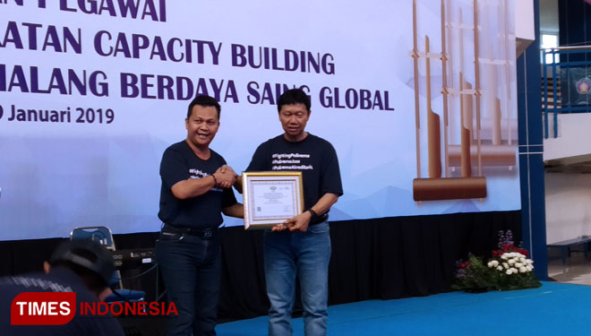 Penyerahan sertifikat akreditasi kepada Direktur Polinema Awan Setyawan. (Foto: Imadudin M/Times Indonesia)