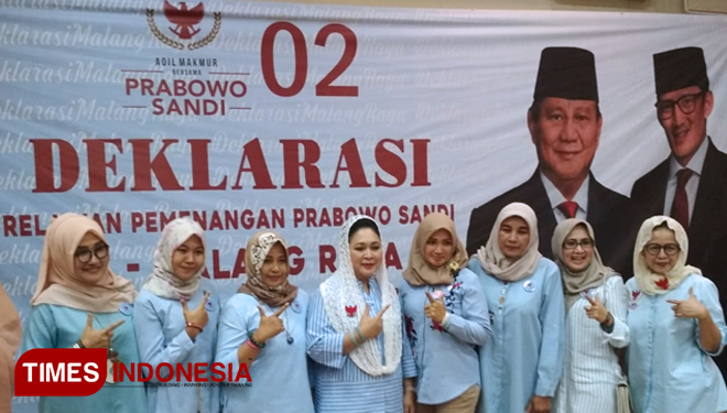 Dewan Pengarah TKN Prabowo-Sandi, Titiek Soeharto (tengah) menghadiri deklarasi Rabu Biru Kota Malang. (FOTO: Imadudin M/TIMES Indonesia)