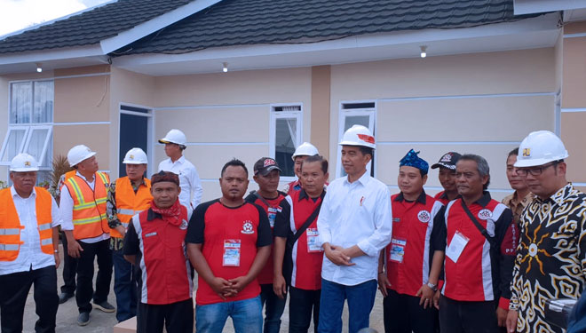 Presiden Jokowi bersama anggota komunitas Persaudaraan Pemangkas Rambut Garut (PPRG) saat meresmikan rumah bersubsidi bagi tukang cukur di Arur, Sabtu (19/1/2019). (Foto: Humas Kementerian PUPR)