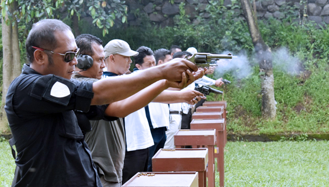 Mengasah kemampuan menembak sambil bersilaturahmi dengan fungsi yang lain. (FOTO: Istimewa/TIMES Indonesia) 
