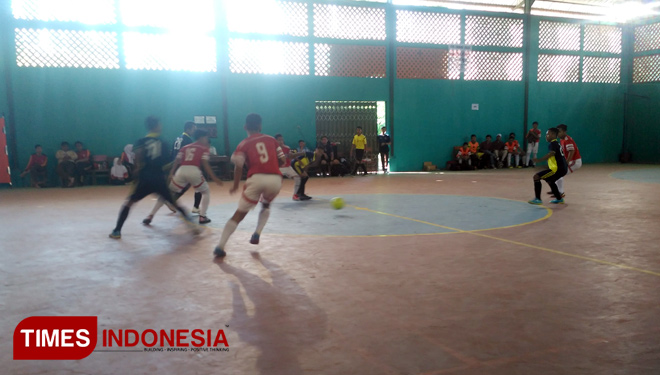 Tim futsal SMPN 2 Plaosan berduel dengan tim futsal SMPN 4 Madiun. (FOTO: Asep Amrulloh/TIMES Indonesia)