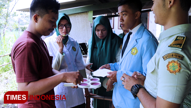 Kegiatan praktikum mahasiswa Polbangtan Malang tentang pencegahan penyakit mastitis pada sapi. (FOTO: Humas Polbangtan Malang for TIMES Indonesia)