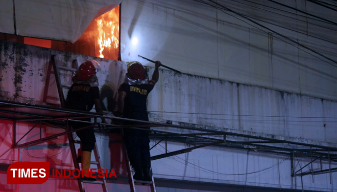 Petugas pemadam kebakaran masih berjibaku jinakan api yang membakar toko elektronik. (FOTO: Pamula Yohar/TIMES Indonesia)