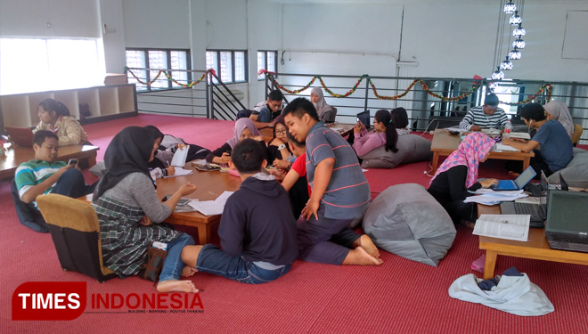 Suasana beberapa pelajar Kota Madiun sedang berdiskusi dan mengerjakan tugas di Perpustakaan daerah Kota Madiun (FOTO: Asep Amrulloh/TIMES INDONESIA)