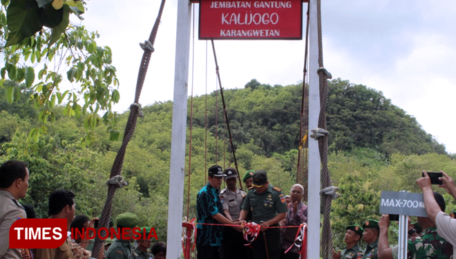 Komandan Kodim Sleman 0732/Sleman, Letkol Inf Diantoro S.IP meresmikan Jembatan Gantung di Dusun Karang Wetan Desa Tegaltirto, Berbah, Sleman, DIY, Jumat (18/1/2019). (FOTO: Kodim Sleman/TIMES Indonesia)