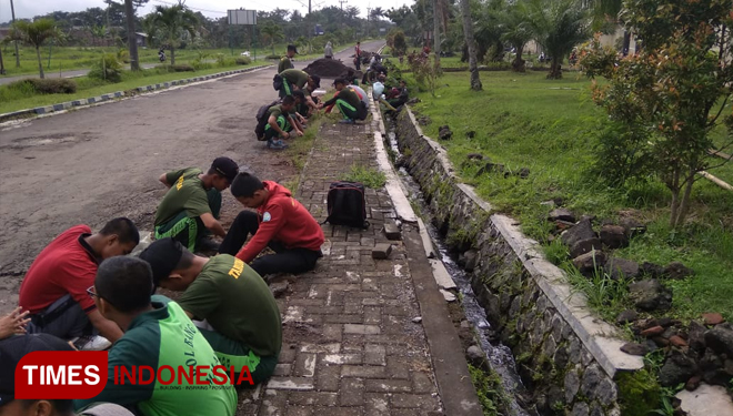 Kegiatan Bakti Asrama yang dilakukan mahasiswa Polbangtan Malang di kampus 1 Bedali, Lawang. (FOTO: Humas Polbangtan Malang for TIMES Indonesia)